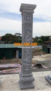 Cột đá đồng trụ đặt trước nhà thờ họ