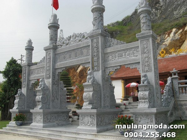 Cổng tam quan chùa bằng đá được chạm khắc hoa văn tinh xảo