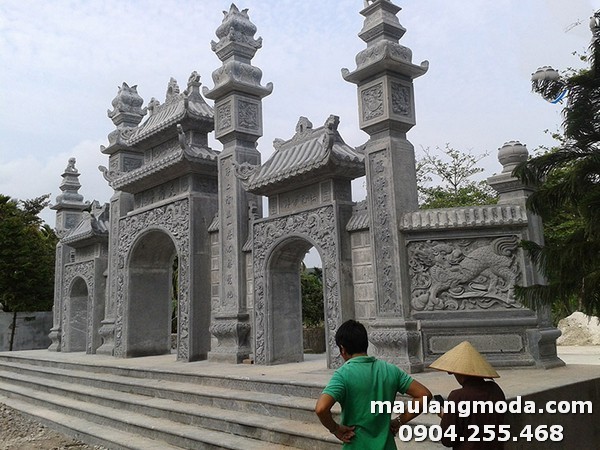 Mâu cổng tam quan chùa được xây dựng từ chất liệu đá xanh cao cấp