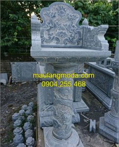 Bàn thờ thiên ngoài trời được chạm khắc hoa văn tinh xảo