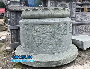 Mẫu mộ được làm bằng đá xanh rêu